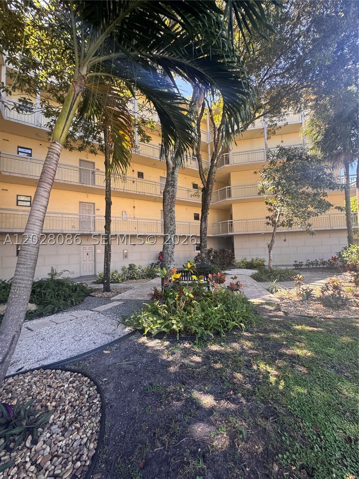 Real estate property located at 8290 Lake Dr #506, Miami-dade, Las Vistas At Doral Condo, Doral, FL