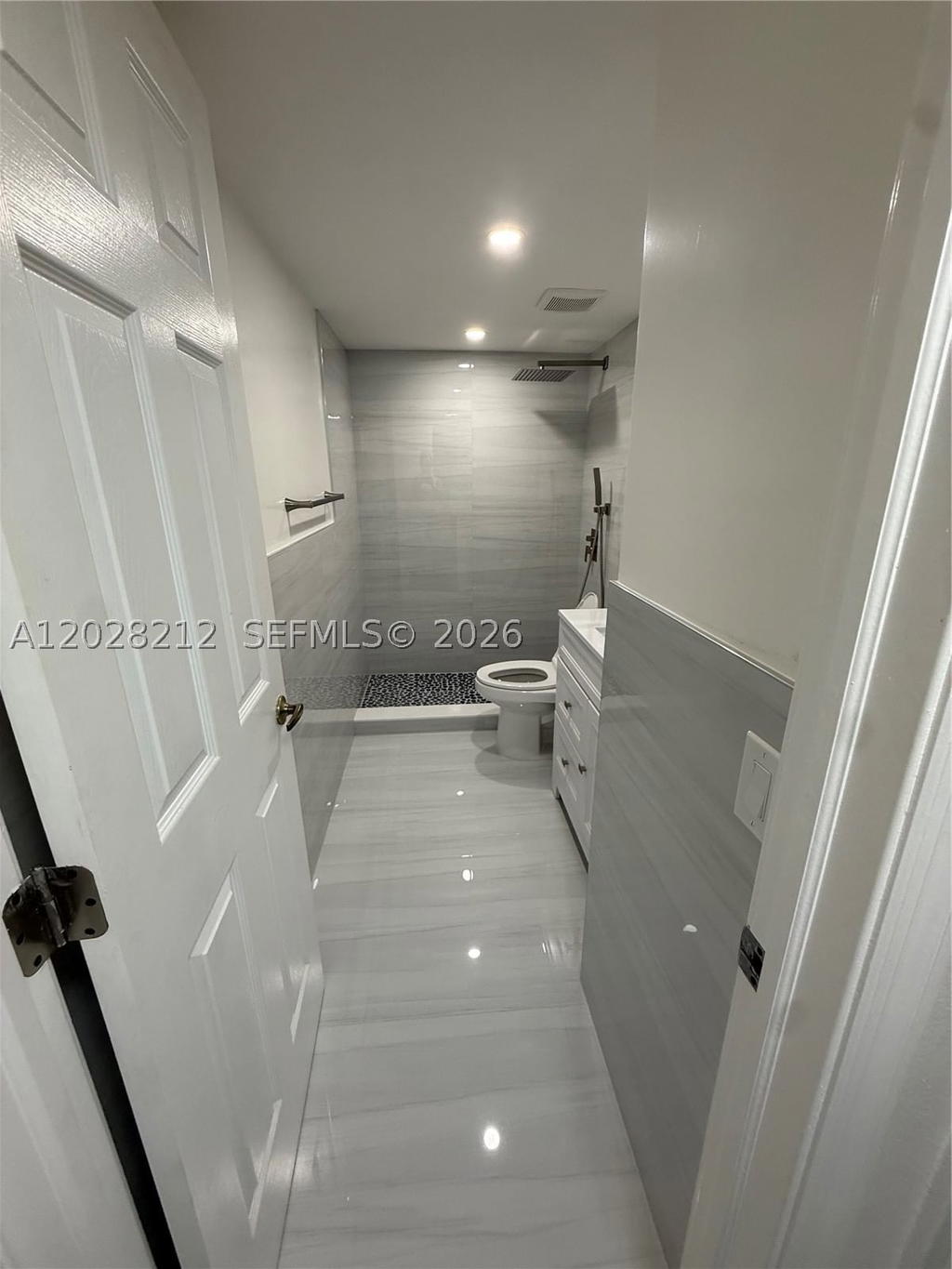 Real estate property located at 1555 44th Pl #203, Miami-dade, St Andrews Court Condo, Hialeah, FL