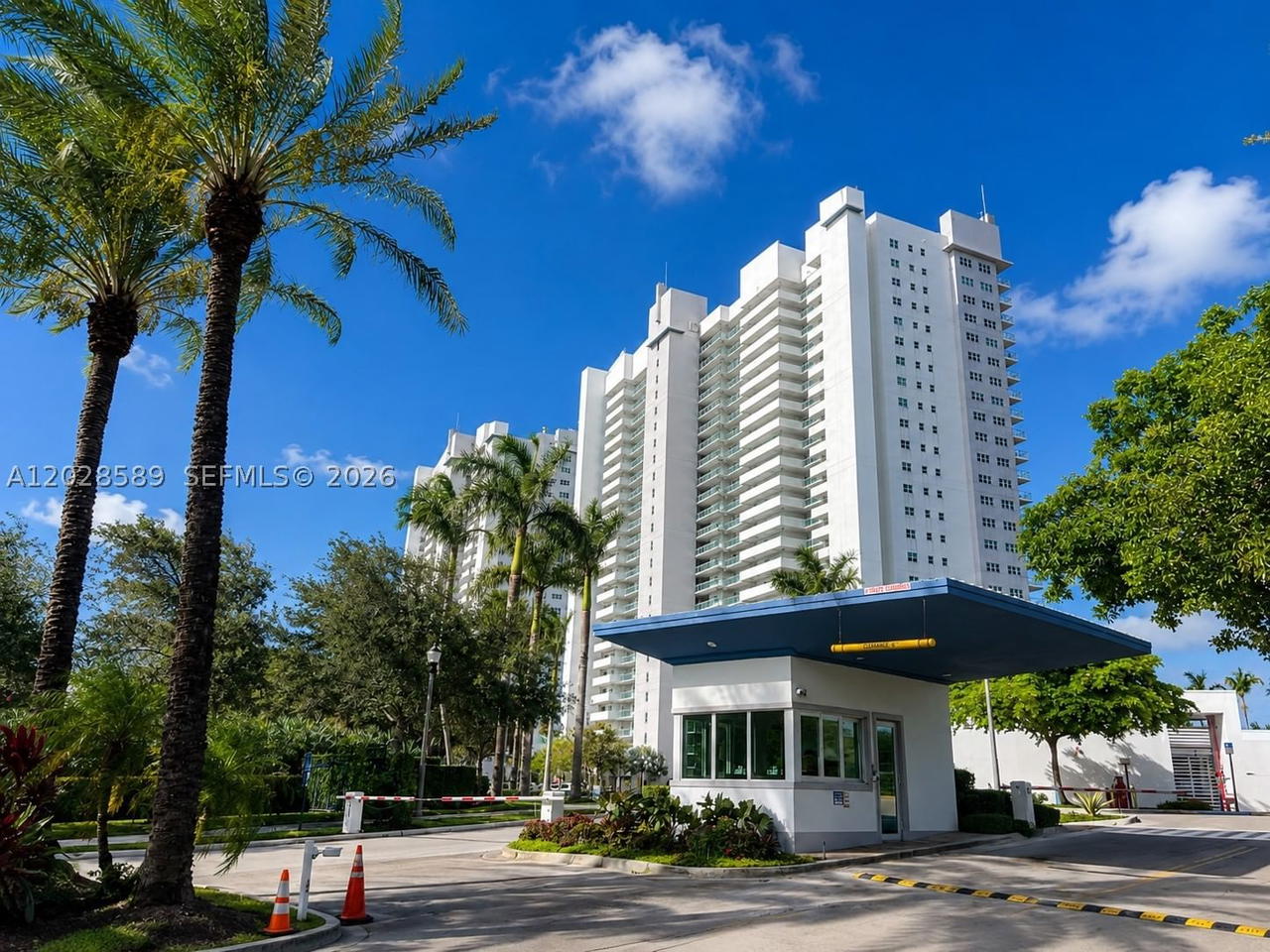 Real estate property located at 14951 Royal Oaks Ln #2002, Miami-dade, The Oaks I Condo, North Miami, FL
