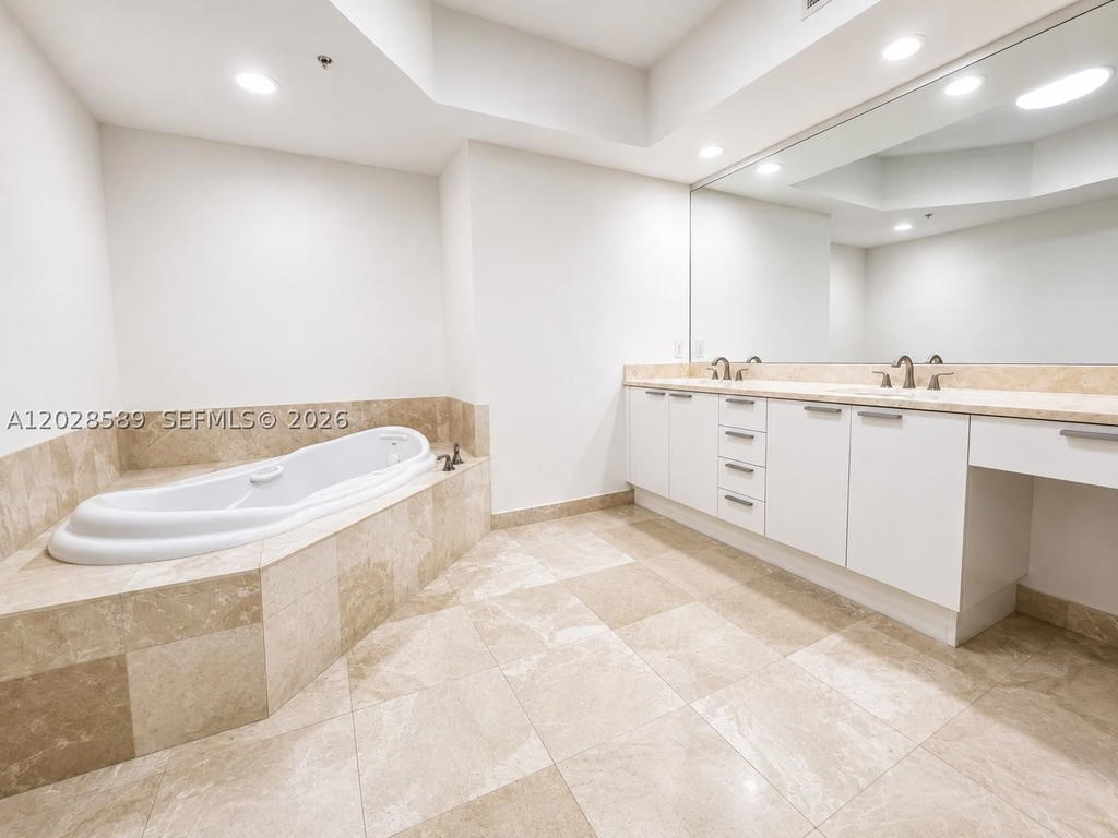 Real estate property located at 14951 Royal Oaks Ln #2002, Miami-dade, The Oaks I Condo, North Miami, FL