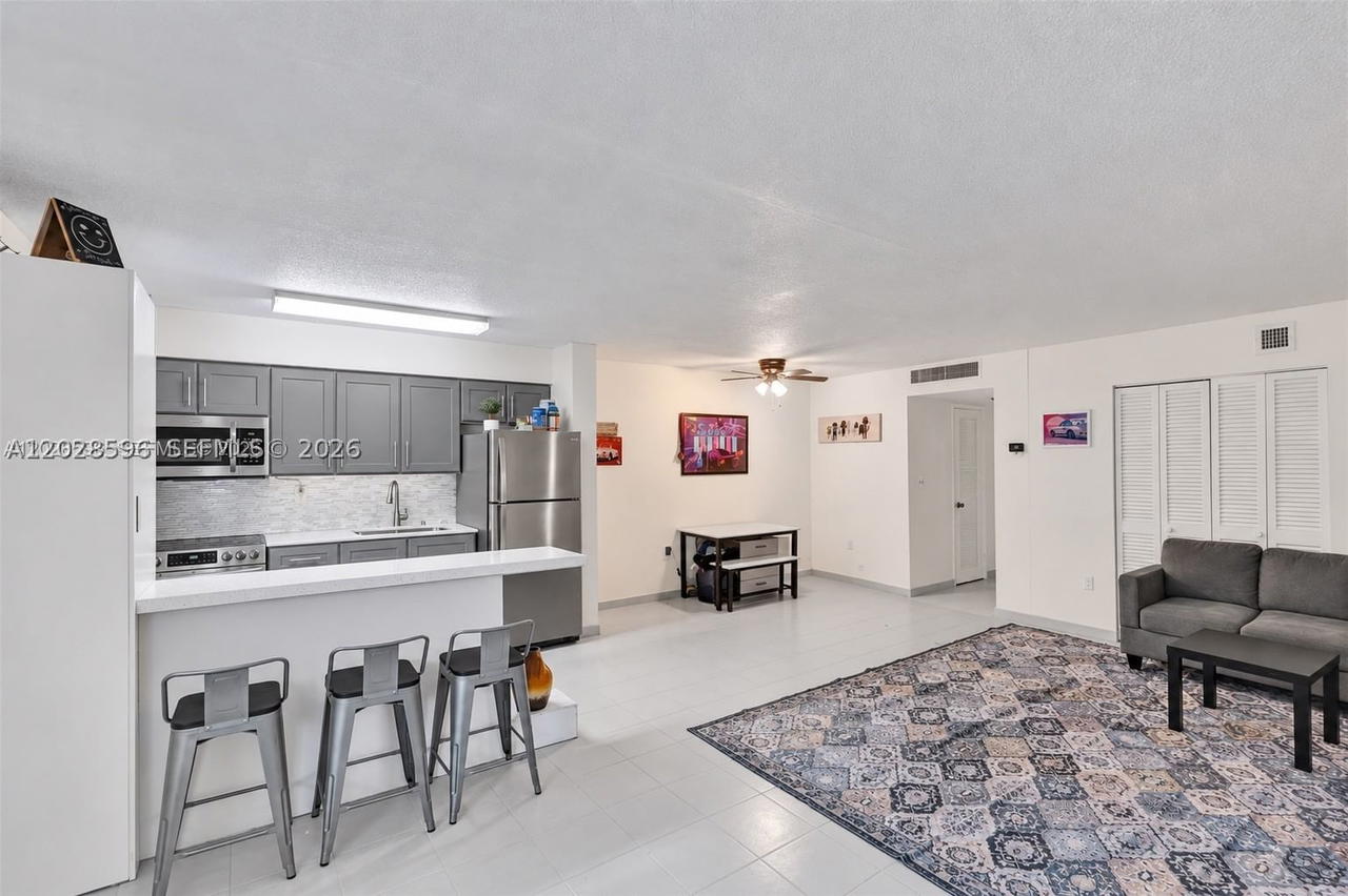 Real estate property located at 7133 Bay Dr #305, Miami-dade, The Knightsbridge Condo, Miami Beach, FL
