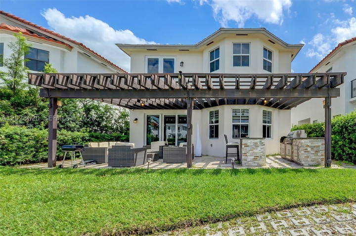 Real estate property located at 10555 69th Ter, Miami-dade, Vintage Estates, Doral, FL
