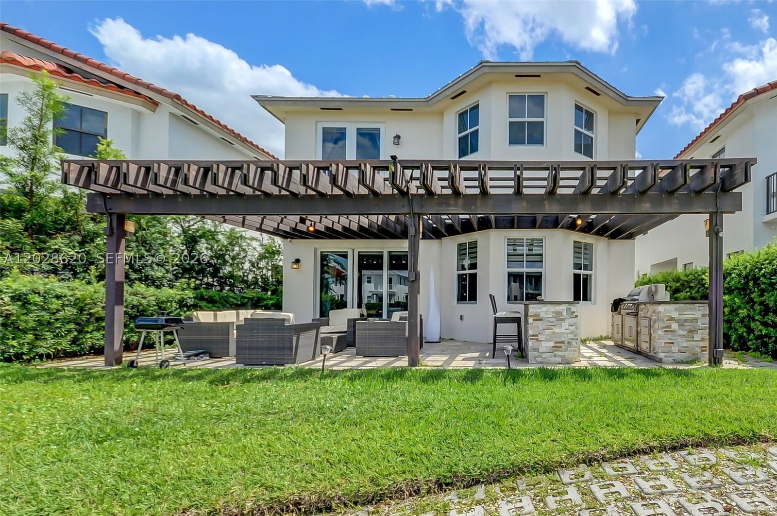 Real estate property located at 10555 69th Ter, Miami-dade, Vintage Estates, Doral, FL