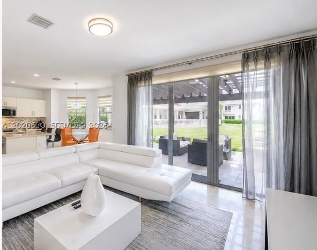 Real estate property located at 10555 69th Ter, Miami-dade, Vintage Estates, Doral, FL