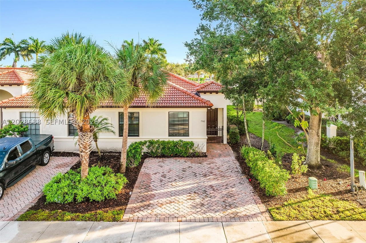 Real estate property located at 7542 Bristol Cir, Collier, Bristol Pines, Naples, FL