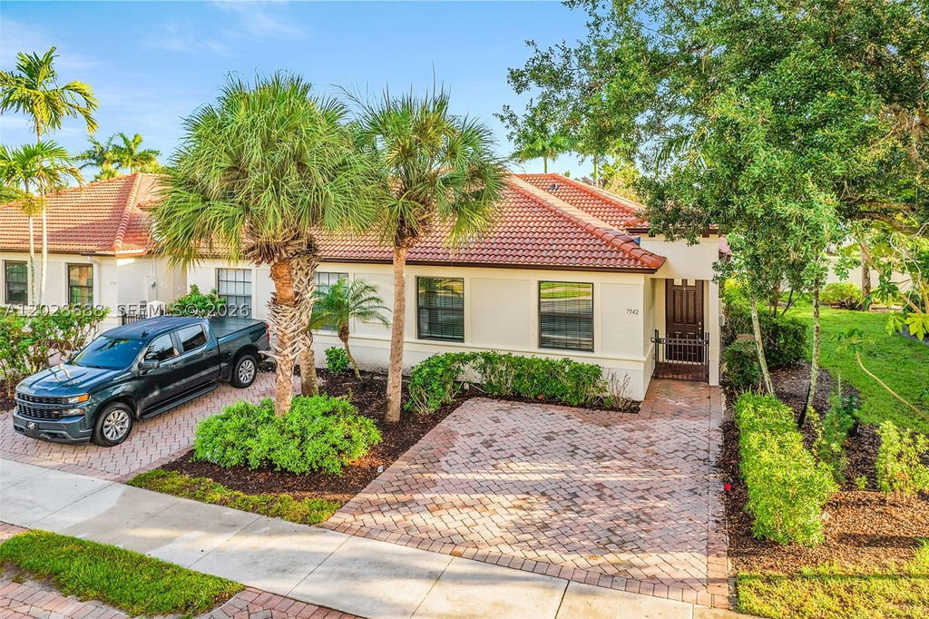 Real estate property located at 7542 Bristol Cir, Collier, Bristol Pines, Naples, FL
