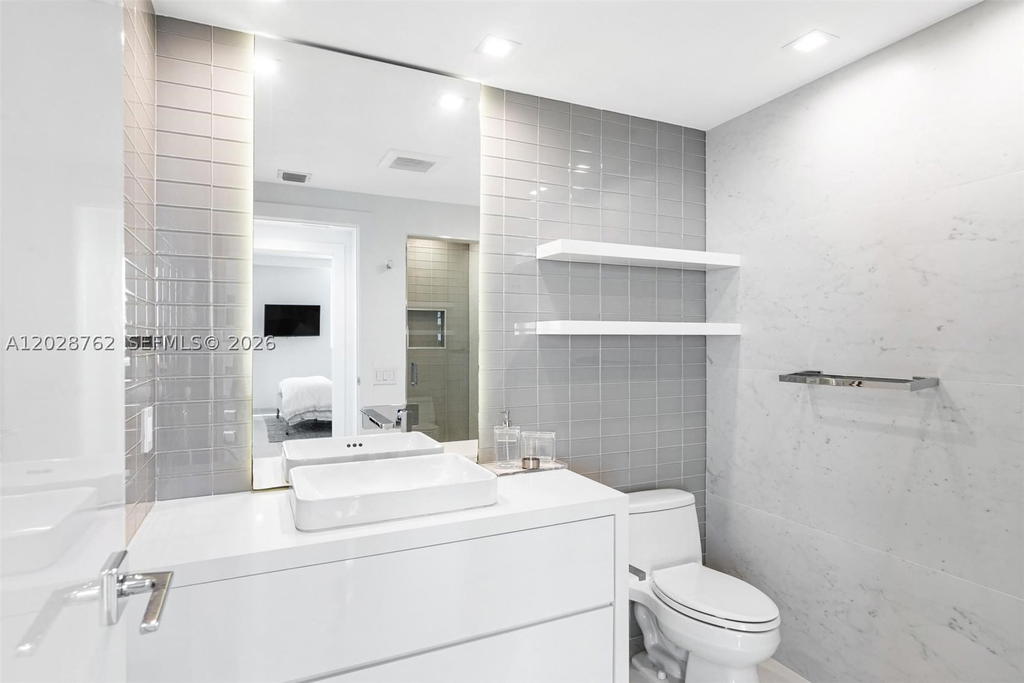 Real estate property located at 3801 Collins Ave #703, Miami-dade, Mosaic On Miami Beach Con, Miami Beach, FL