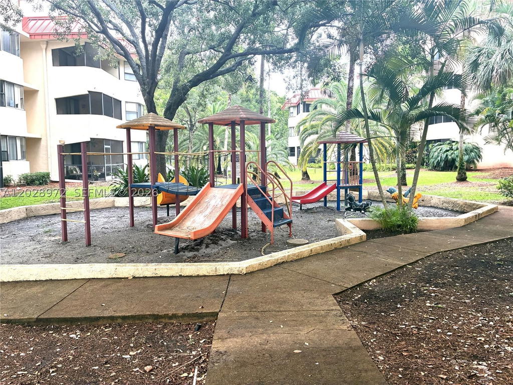 Real estate property located at 7451 16th St #403, Broward, Plantation Forest Condo, Plantation, FL