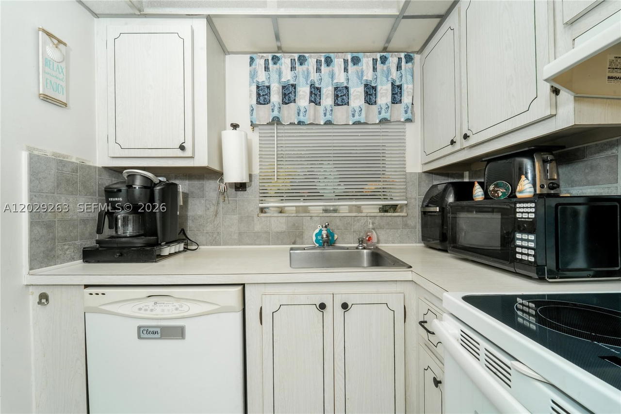 Real estate property located at 2811 Pine Island Rd #102, Broward, Sunrise Lakes 71 Condo, Sunrise, FL