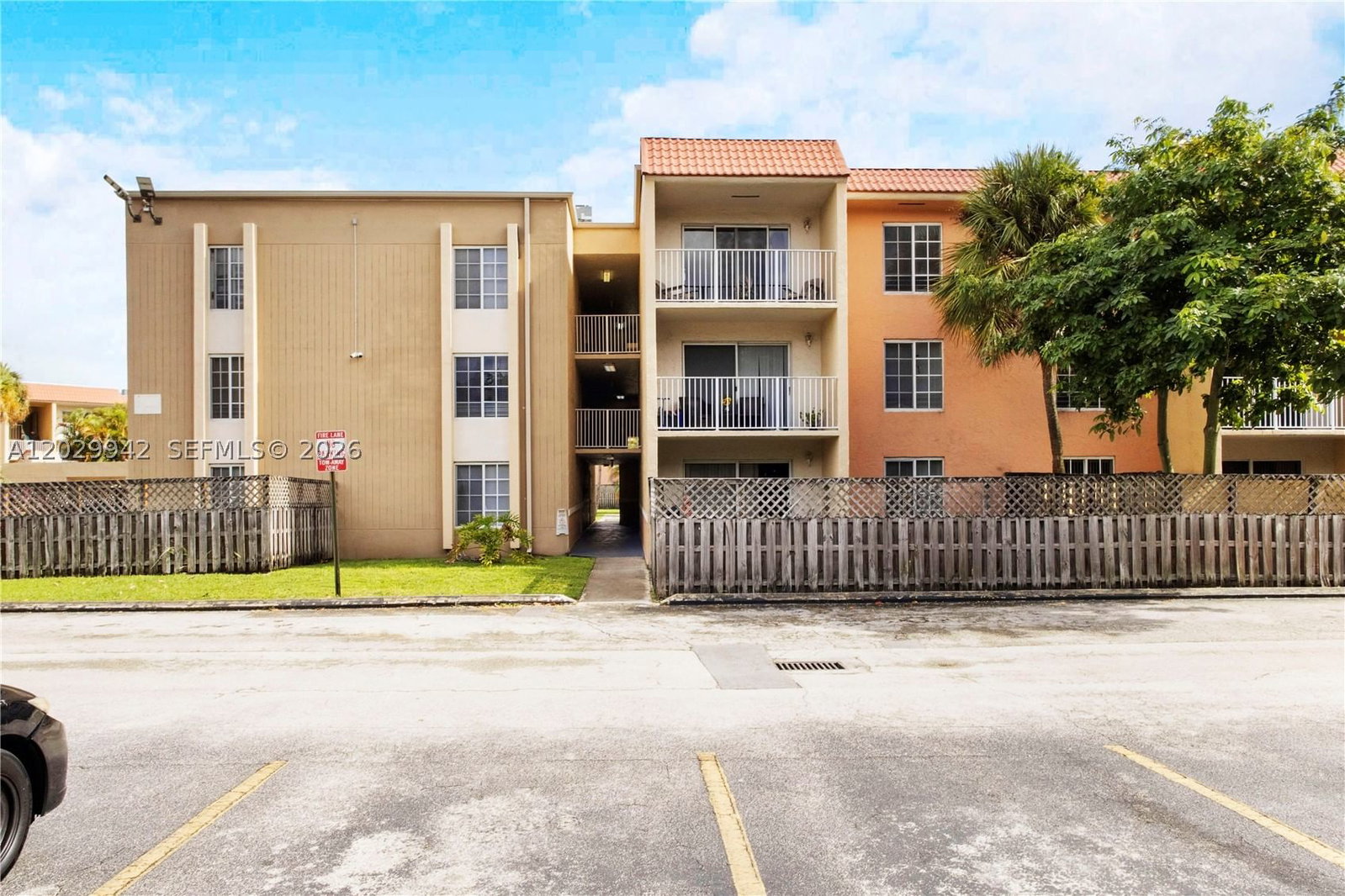 Real estate property located at 5201 Geneva Way #211, Miami-dade, Doral Gardens Ii Condo, Doral, FL