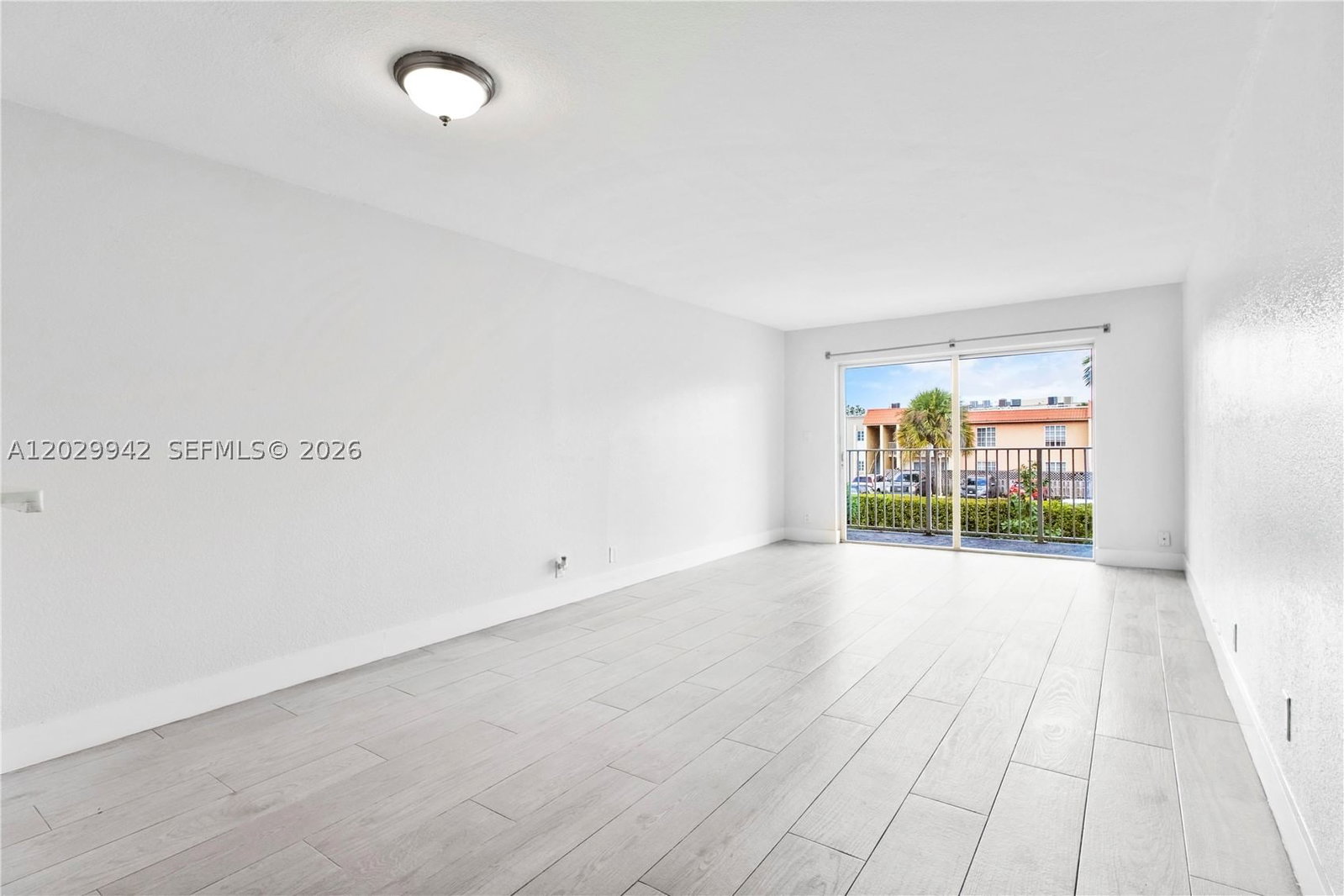 Real estate property located at 5201 Geneva Way #211, Miami-dade, Doral Gardens Ii Condo, Doral, FL