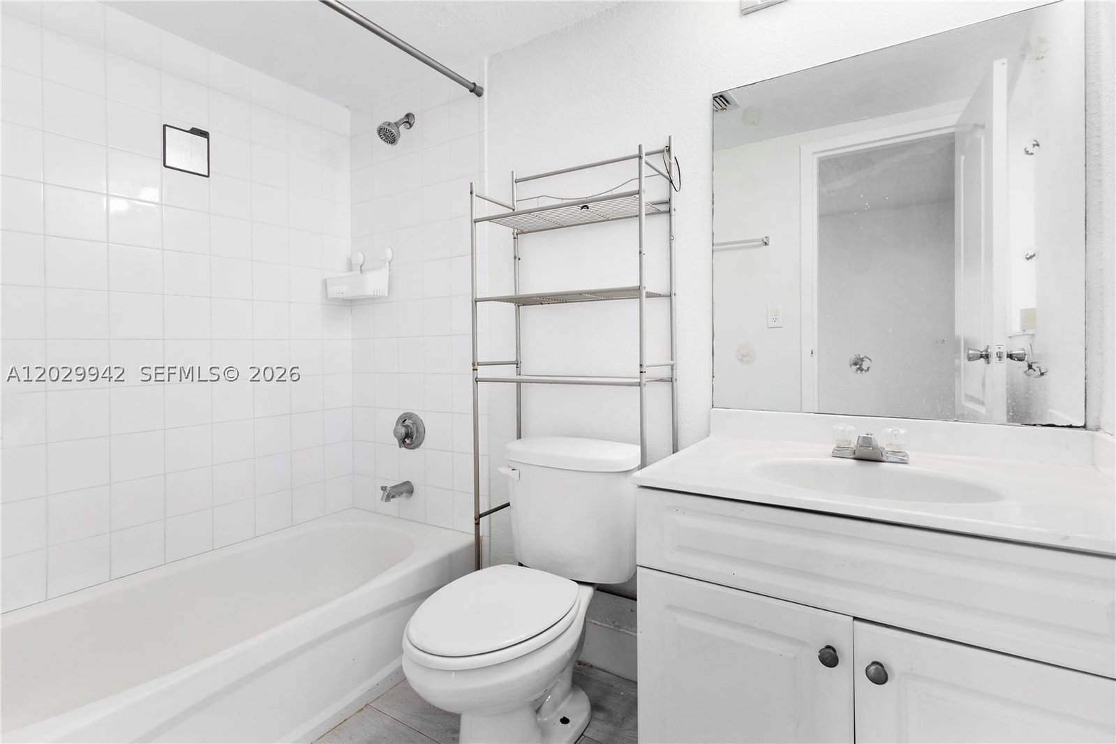 Real estate property located at 5201 Geneva Way #211, Miami-dade, Doral Gardens Ii Condo, Doral, FL