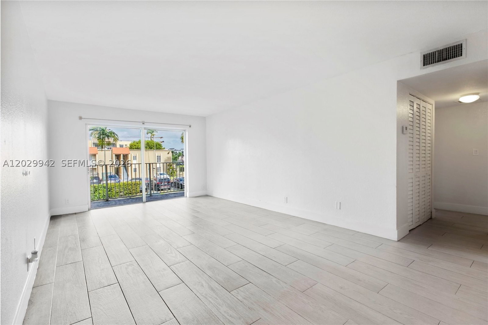Real estate property located at 5201 Geneva Way #211, Miami-dade, Doral Gardens Ii Condo, Doral, FL