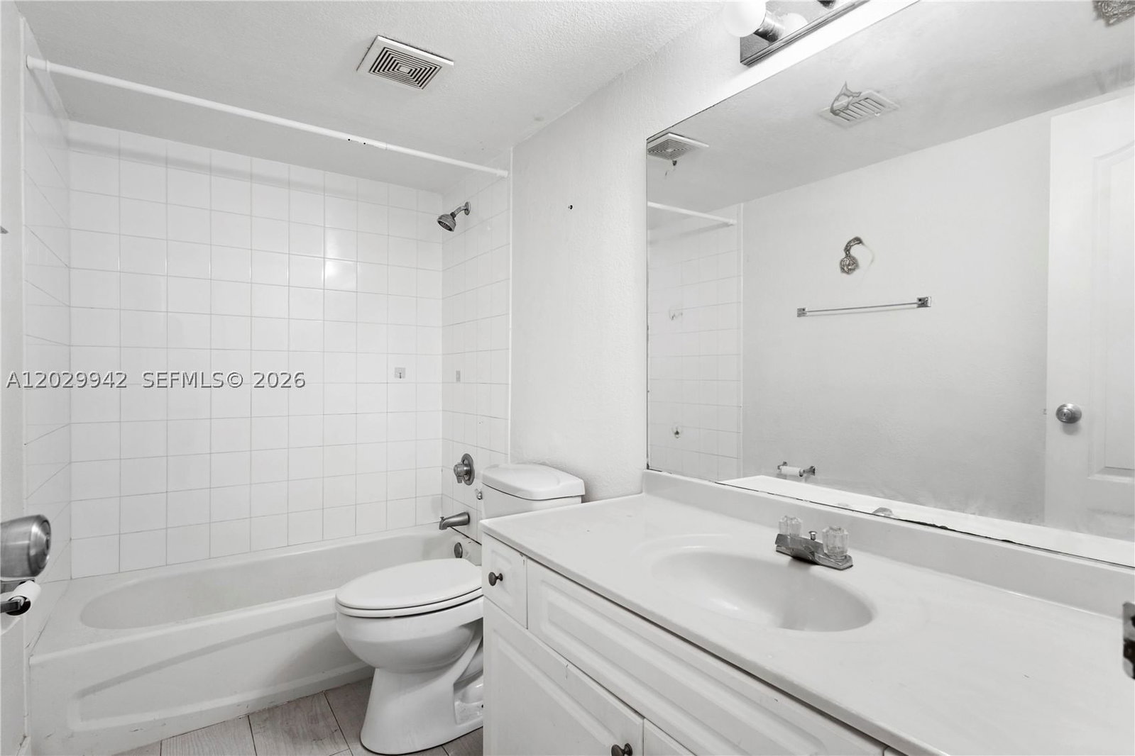 Real estate property located at 5201 Geneva Way #211, Miami-dade, Doral Gardens Ii Condo, Doral, FL