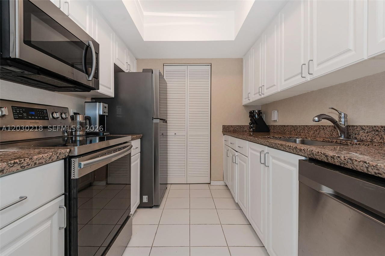 Real estate property located at 90 Alton Rd #607, Miami-dade, Yacht Club At Portofino C, Miami Beach, FL