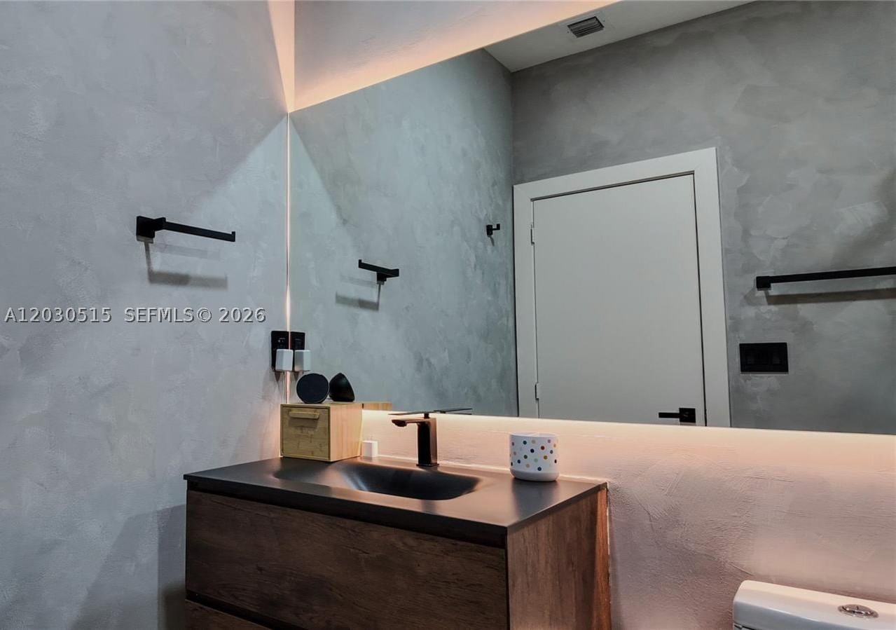 Real estate property located at 7221 103rd Path, Miami-dade, Doral Palms North, Doral, FL