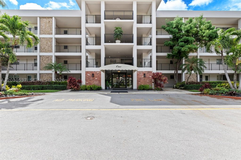 Real estate property located at 2800 Palm Aire Dr #405, Broward, No 1 Palm-aire Country Cl, Pompano Beach, FL