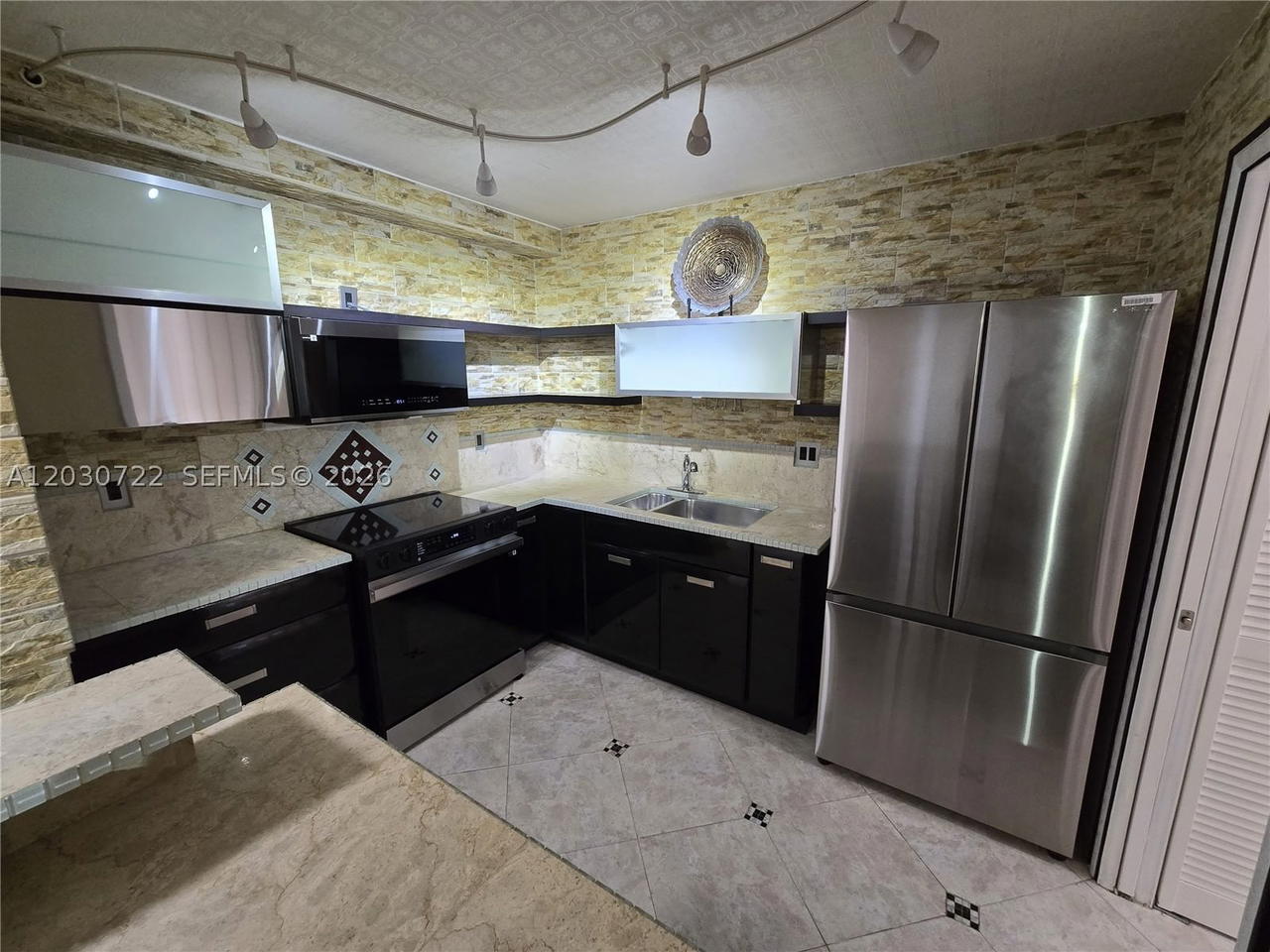 Real estate property located at 900 195th St #215, Miami-dade, Chantilly Condo, Miami, FL