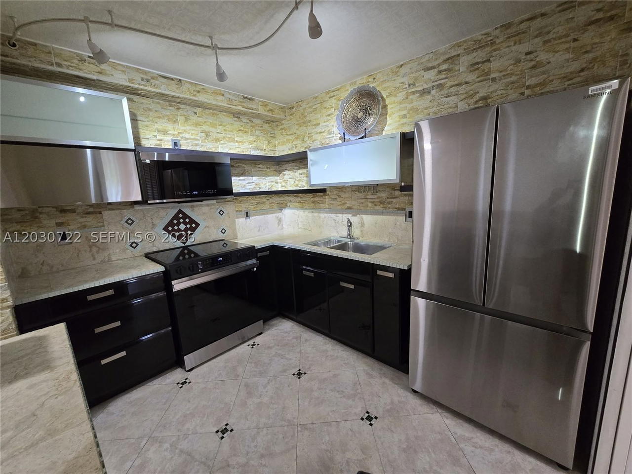 Real estate property located at 900 195th St #215, Miami-dade, Chantilly Condo, Miami, FL