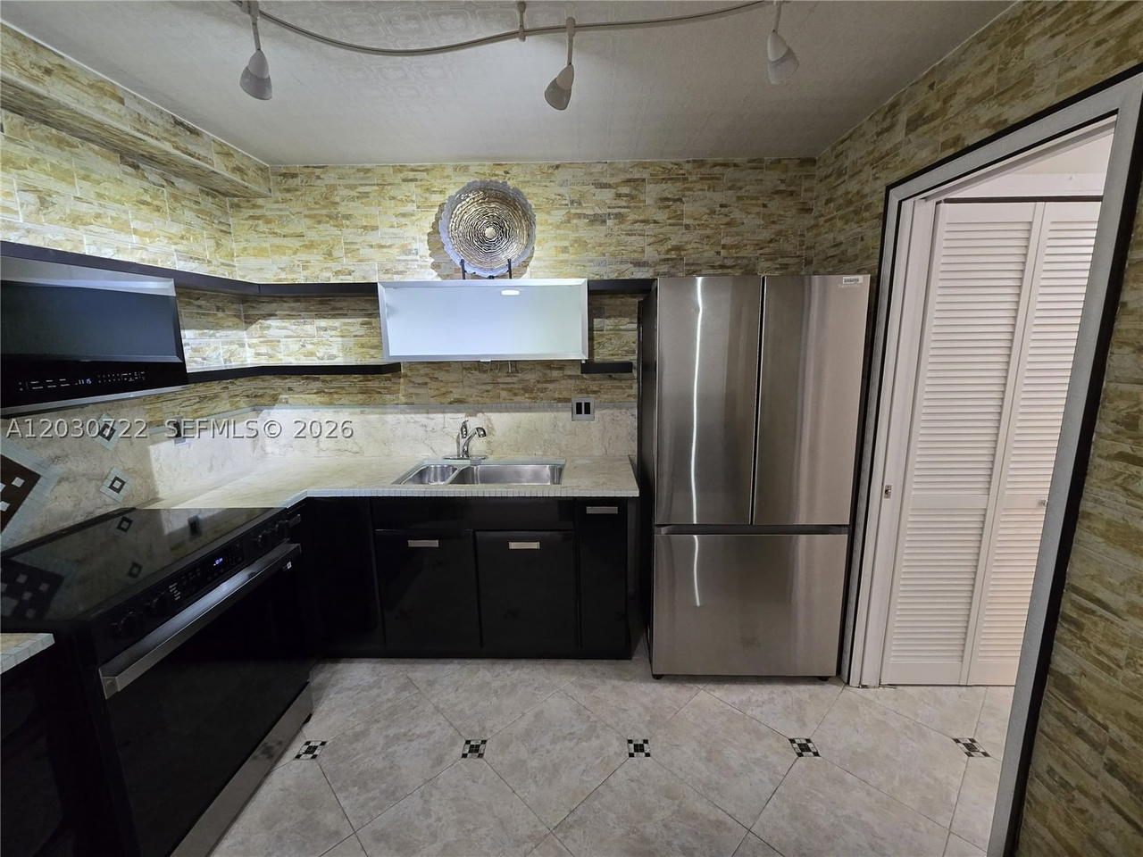Real estate property located at 900 195th St #215, Miami-dade, Chantilly Condo, Miami, FL