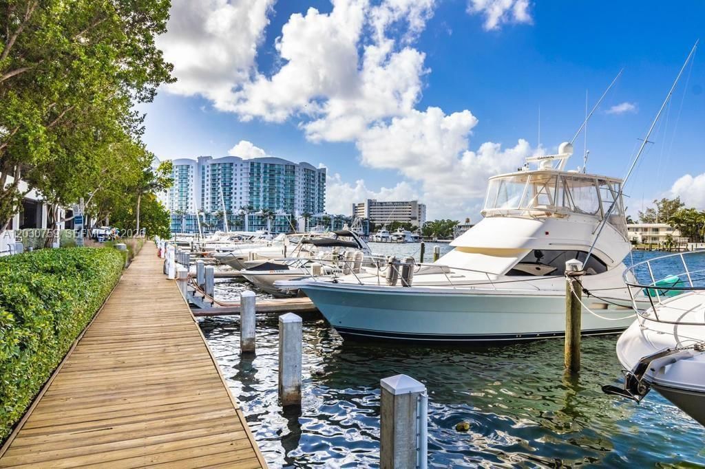 Real estate property located at 7928 East Dr #1604 + DEN, Miami-dade, Eloquence On The Bay Condo, North Bay Village, FL