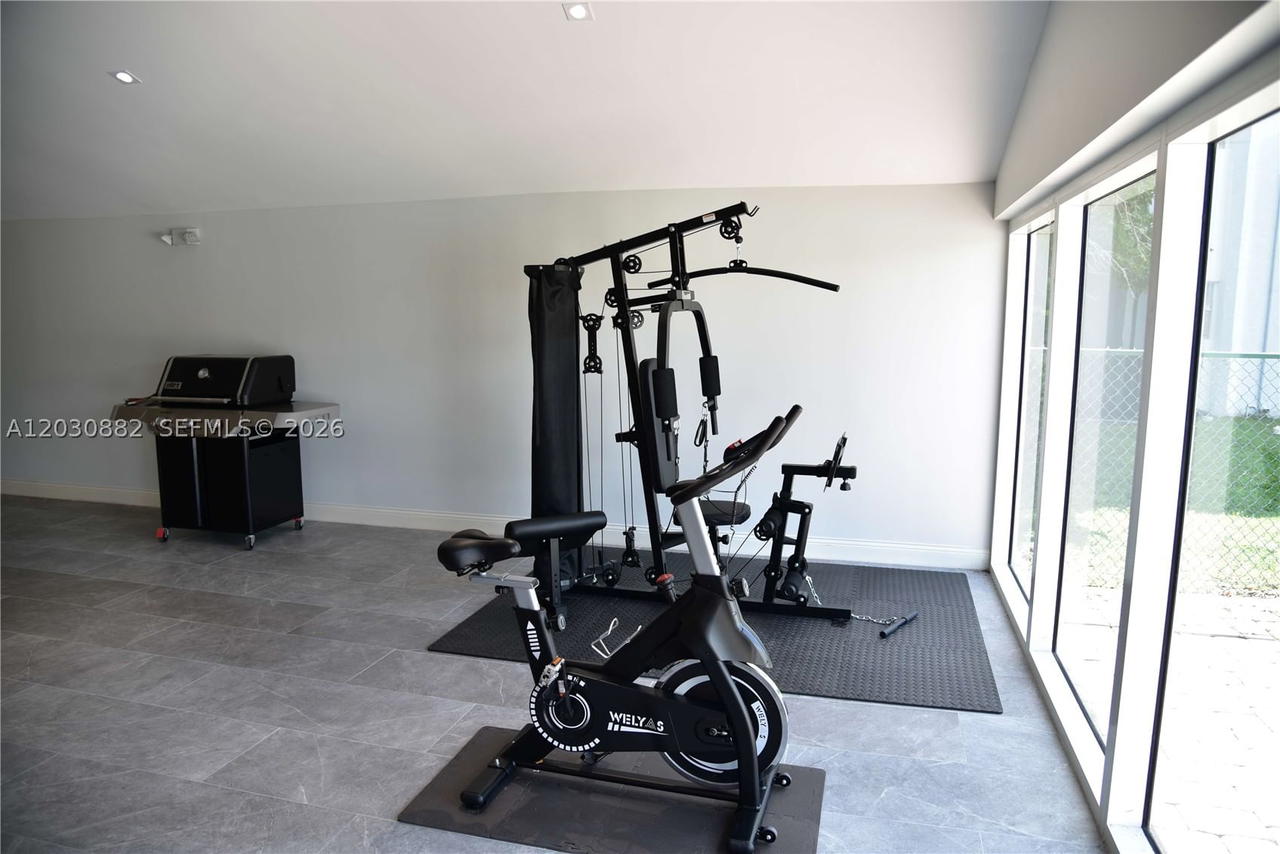 Real estate property located at 7561 16th St #2303, Broward, Village Square Condo, Plantation, FL
