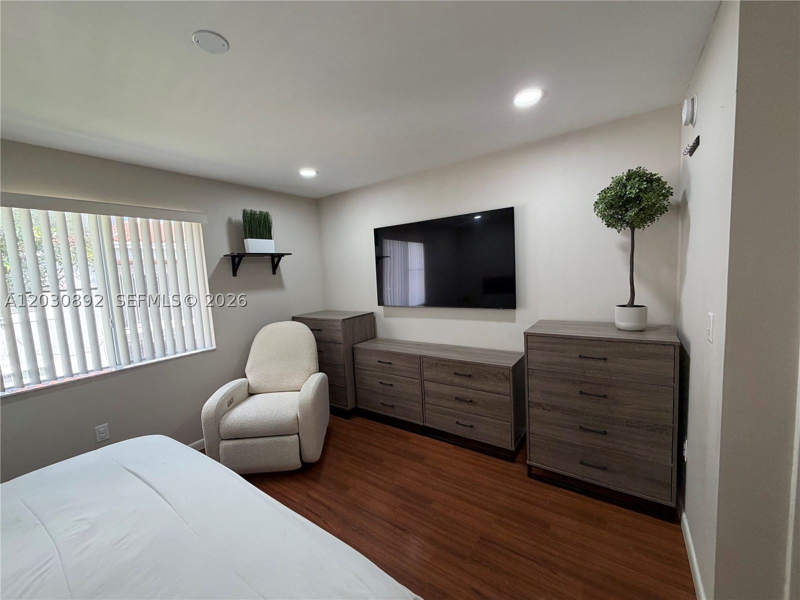 Real estate property located at 4712 114th Ave #202, Miami-dade, Villa Doral Condo No 4, Doral, FL