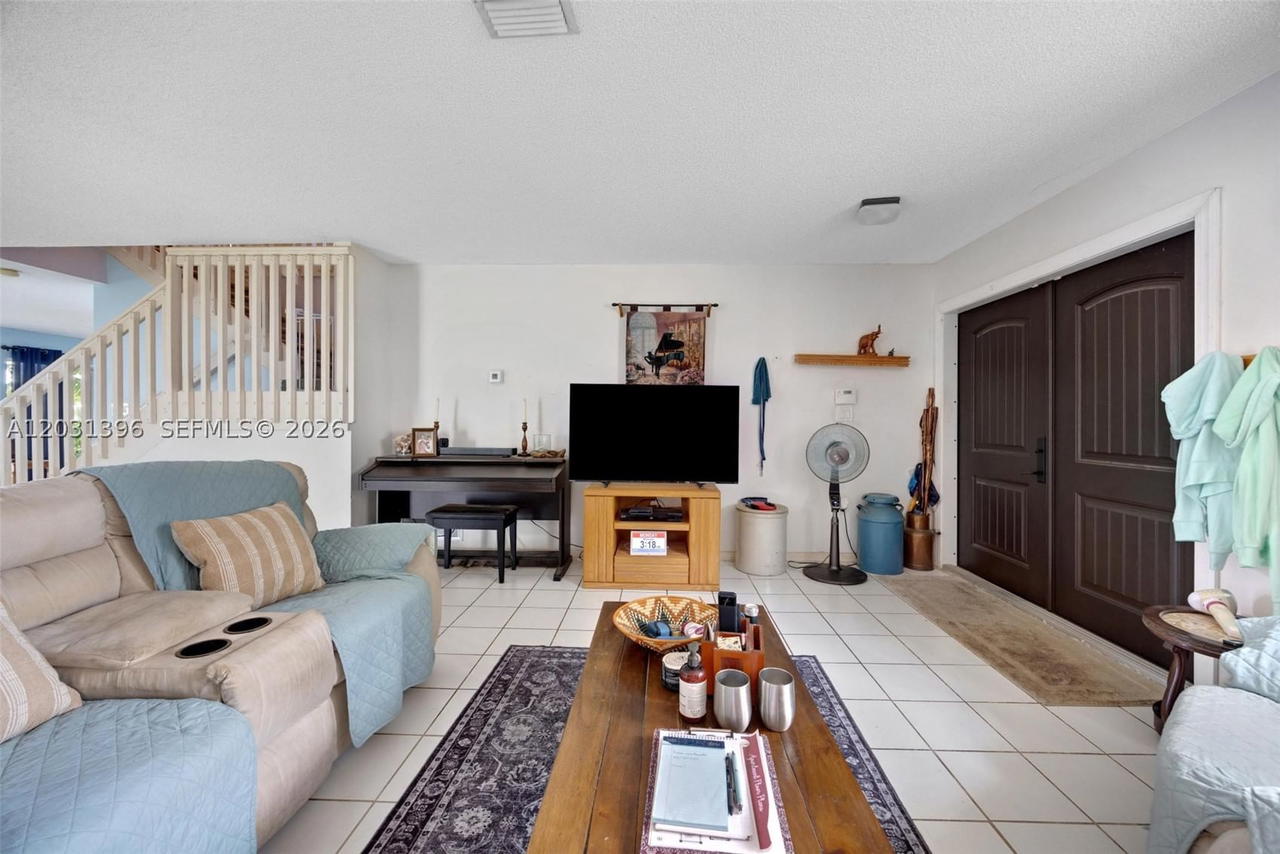 Real estate property located at 9314 212th Ter, Miami-dade, Lakes By The Bay Sec 10, Cutler Bay, FL