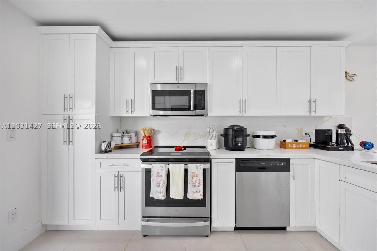 Real estate property located at 14623 125th Pl, Miami-dade, Deerwood Villas Sec 1, Miami, FL