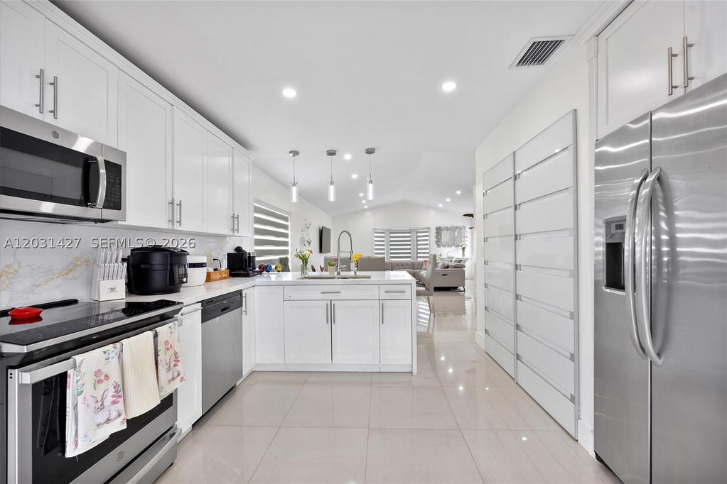 Real estate property located at 14623 125th Pl, Miami-dade, Deerwood Villas Sec 1, Miami, FL