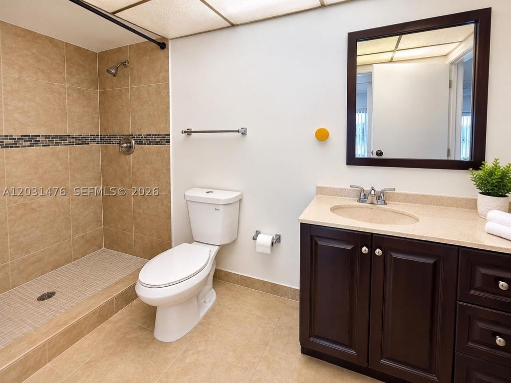 Real estate property located at 140 Lakeview Dr #211, Broward, Building One Of Racquet C, Weston, FL
