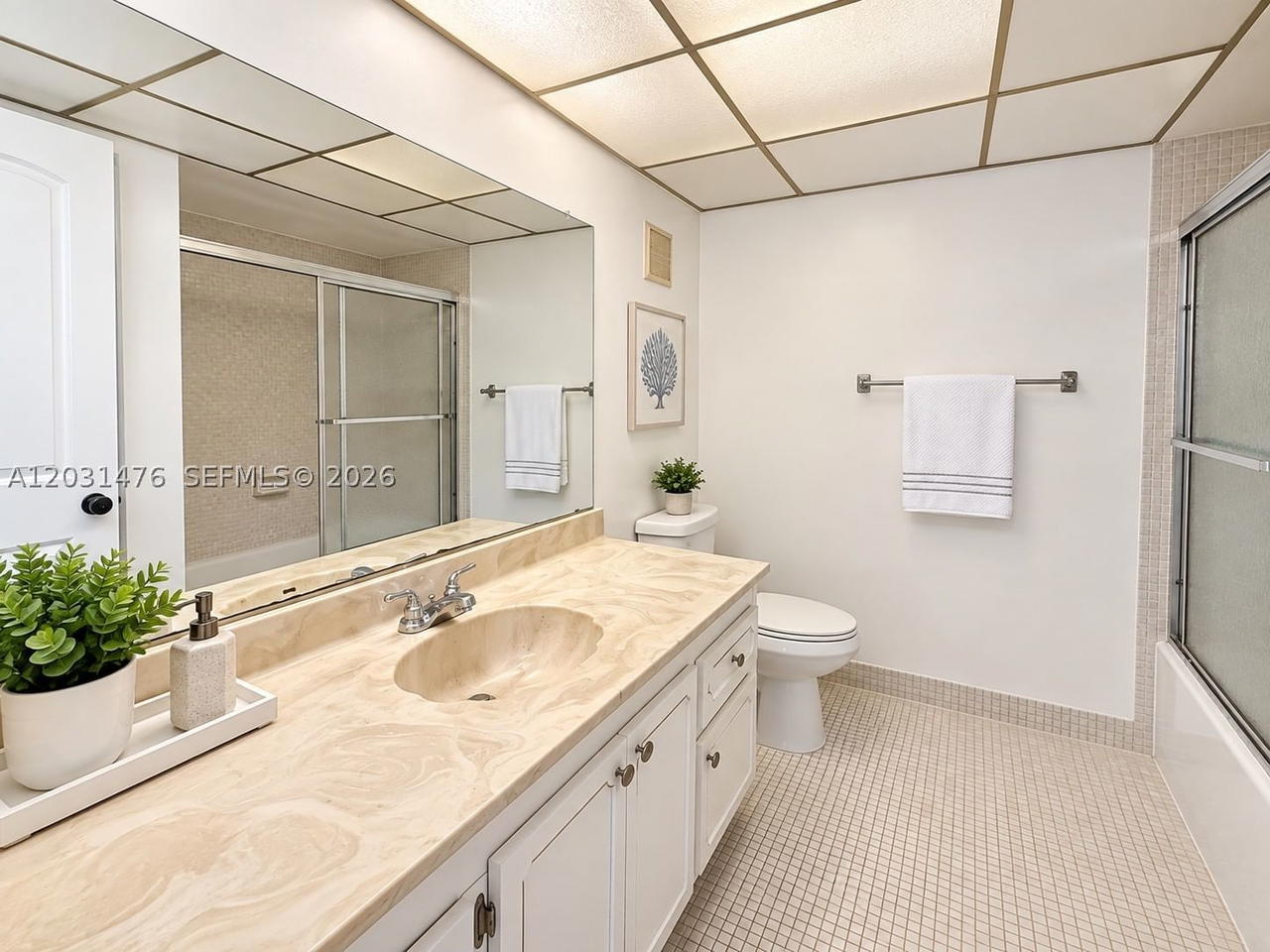 Real estate property located at 140 Lakeview Dr #211, Broward, Building One Of Racquet C, Weston, FL