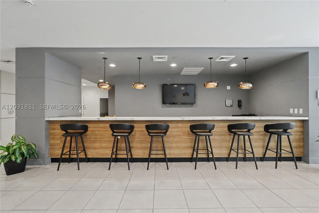 Real estate property located at 1250 Miami Ave #1701, Miami-dade, Vue At Brickell Condo, Miami, FL