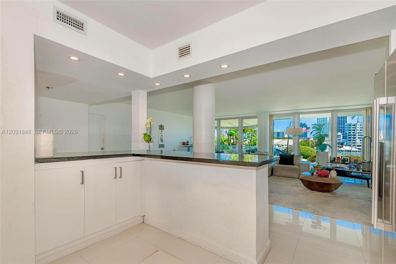 Real estate property located at 900 Bay Dr #122, Miami-dade, King Cole Condo, Miami Beach, FL