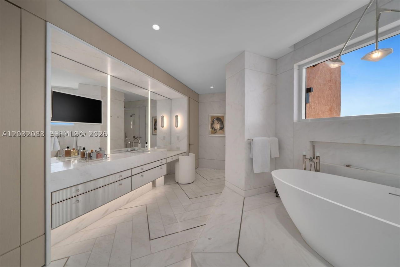Real estate property located at 60 Edgewater Dr TS-D, Miami-dade, The Gables Condo, Coral Gables, FL
