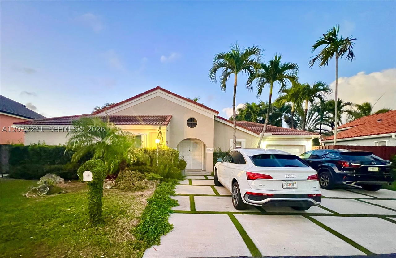 Real estate property located at 11769 92nd Ln, Miami-dade, Las Casas At Kendall, Miami, FL