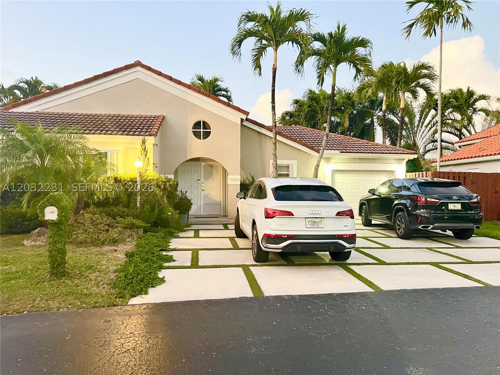 Real estate property located at 11769 92nd Ln, Miami-dade, Las Casas At Kendall, Miami, FL