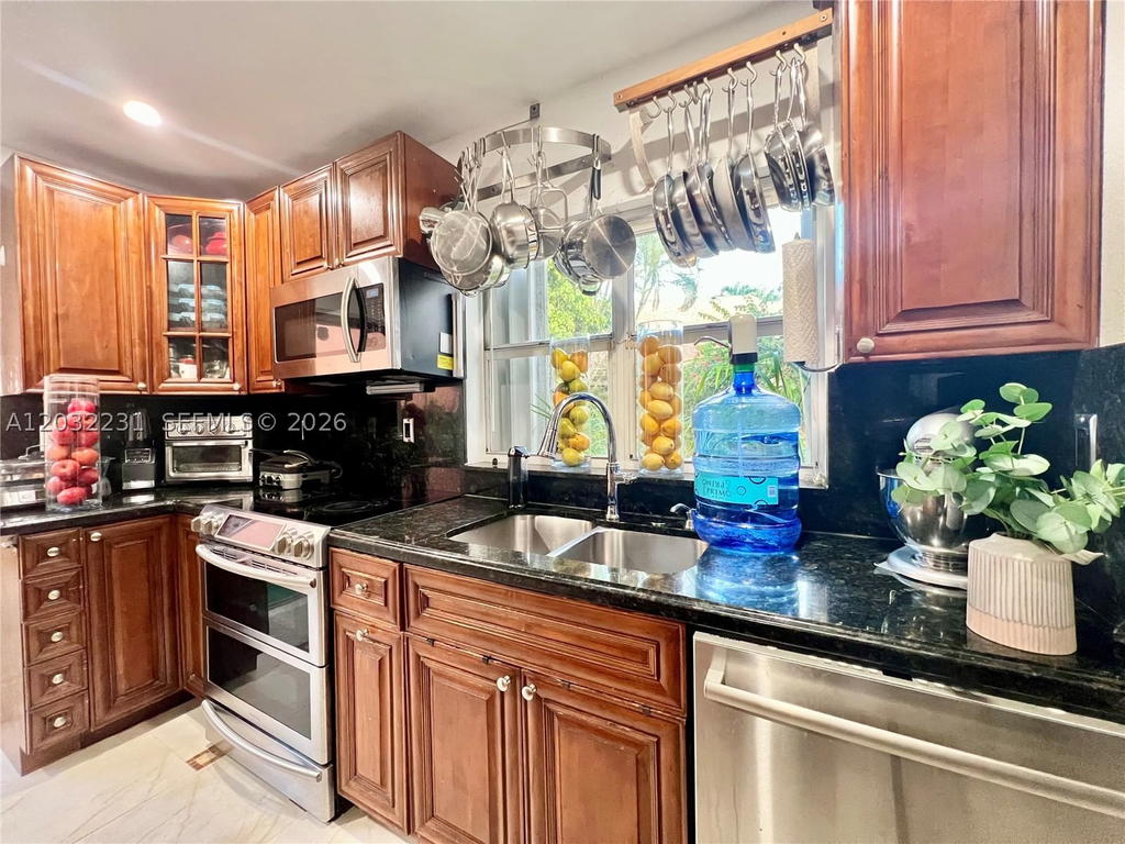 Real estate property located at 11769 92nd Ln, Miami-dade, Las Casas At Kendall, Miami, FL