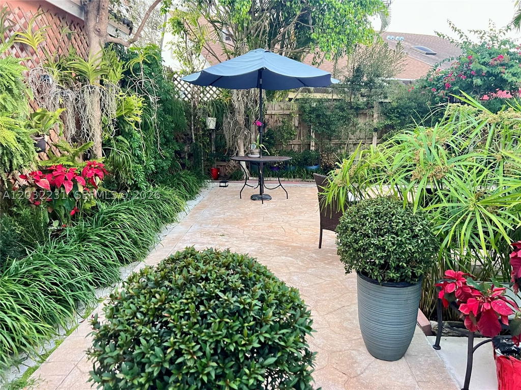 Real estate property located at 11769 92nd Ln, Miami-dade, Las Casas At Kendall, Miami, FL