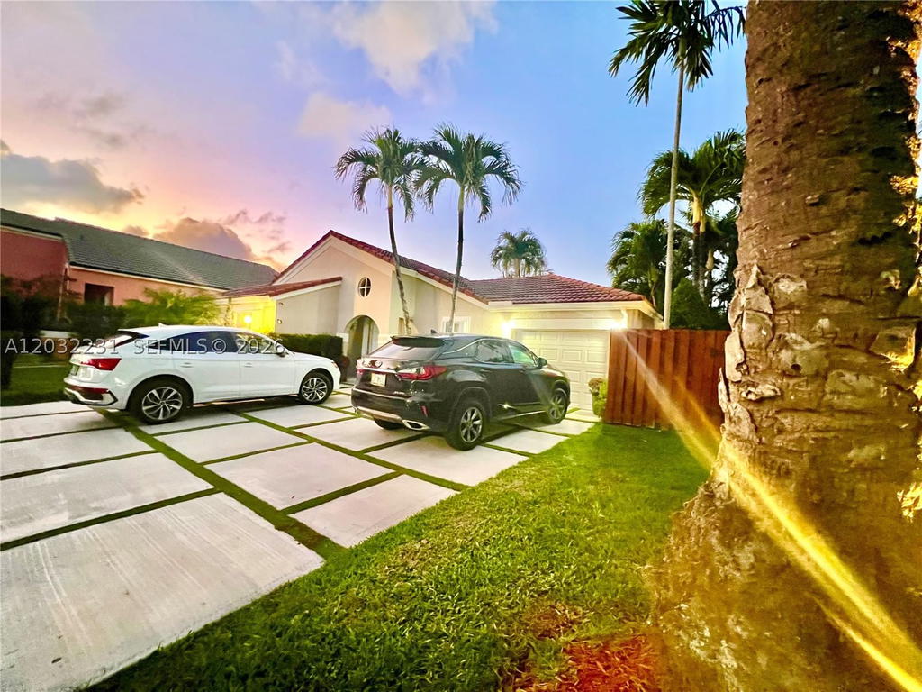 Real estate property located at 11769 92nd Ln, Miami-dade, Las Casas At Kendall, Miami, FL