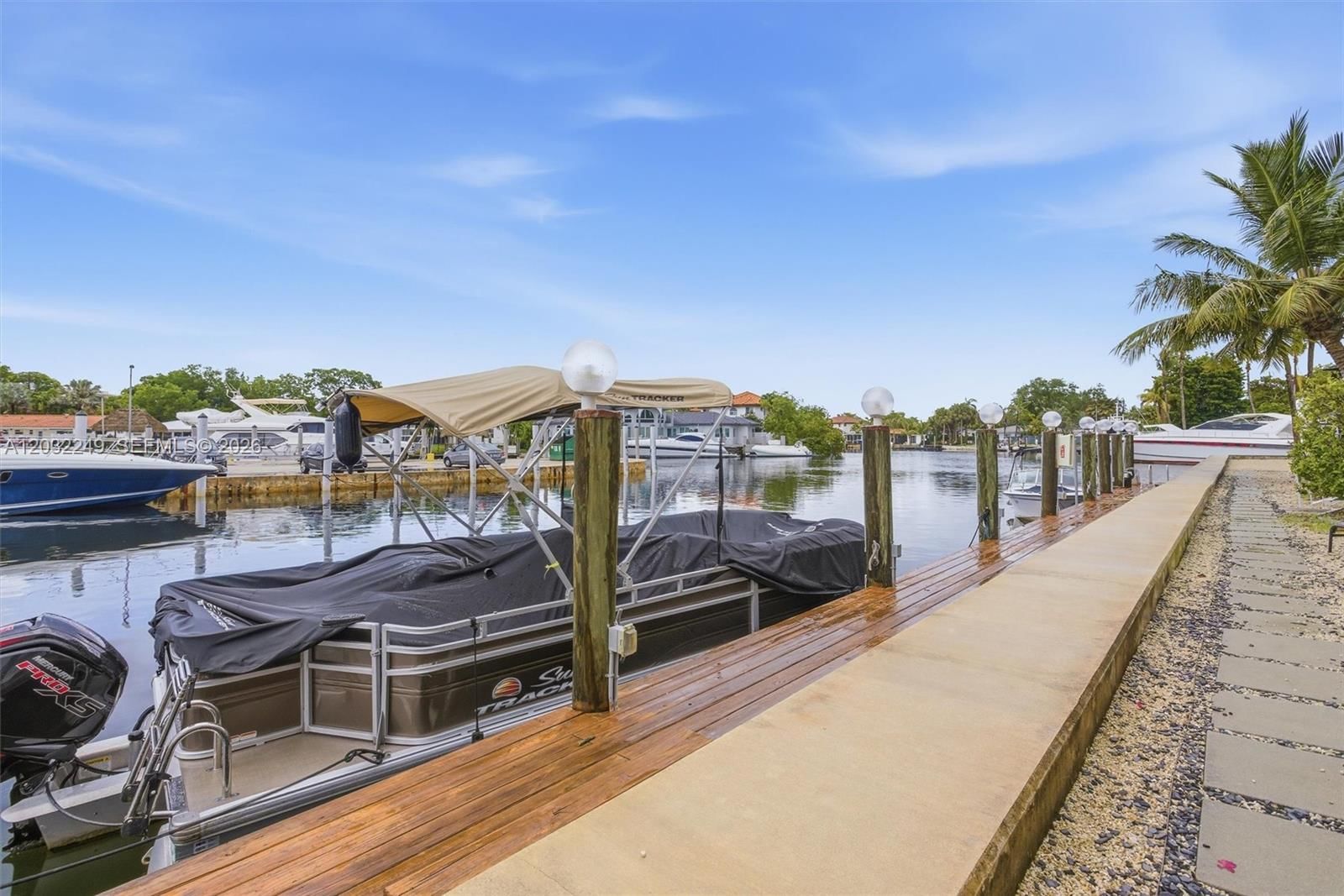 Real estate property located at 13105 Ixora Ct #300, Miami-dade, Keystone Arms Condo, North Miami, FL