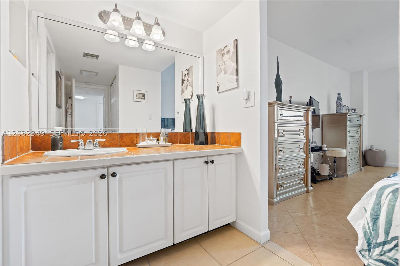 Real estate property located at 3675 Country Club Dr #2201, Miami-dade, Aventura Eldorado Condo, Aventura, FL