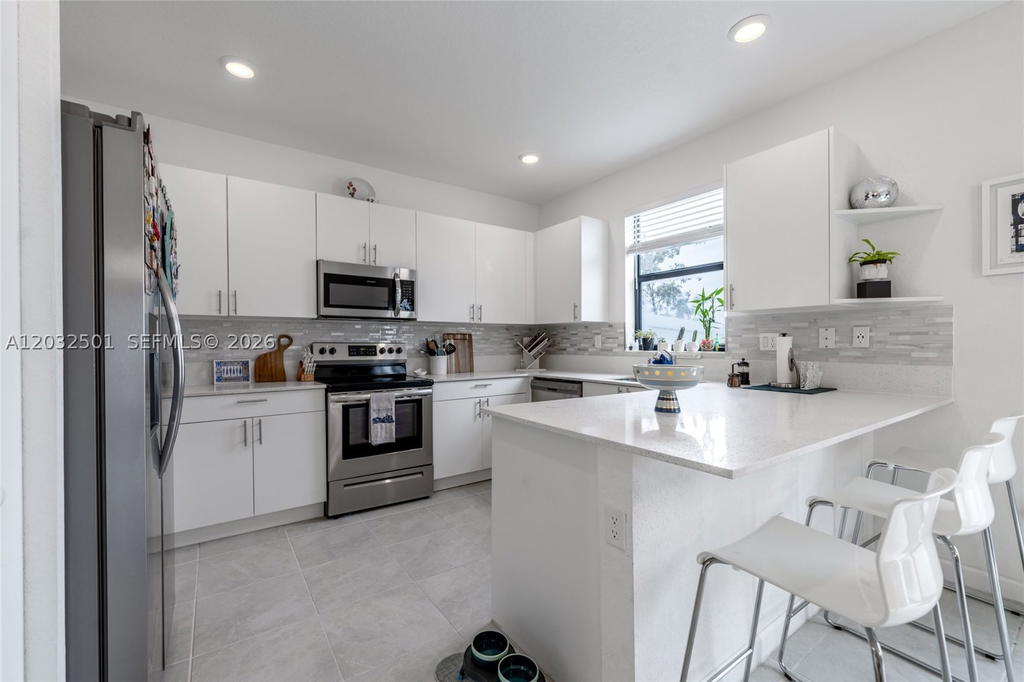 Real estate property located at 561 204th St, Miami-dade, Vista Lago, Miami Gardens, FL