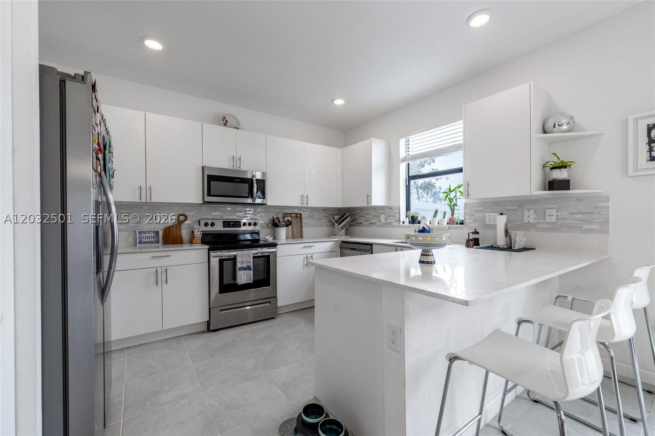 Real estate property located at 561 204th St, Miami-dade, Vista Lago, Miami Gardens, FL