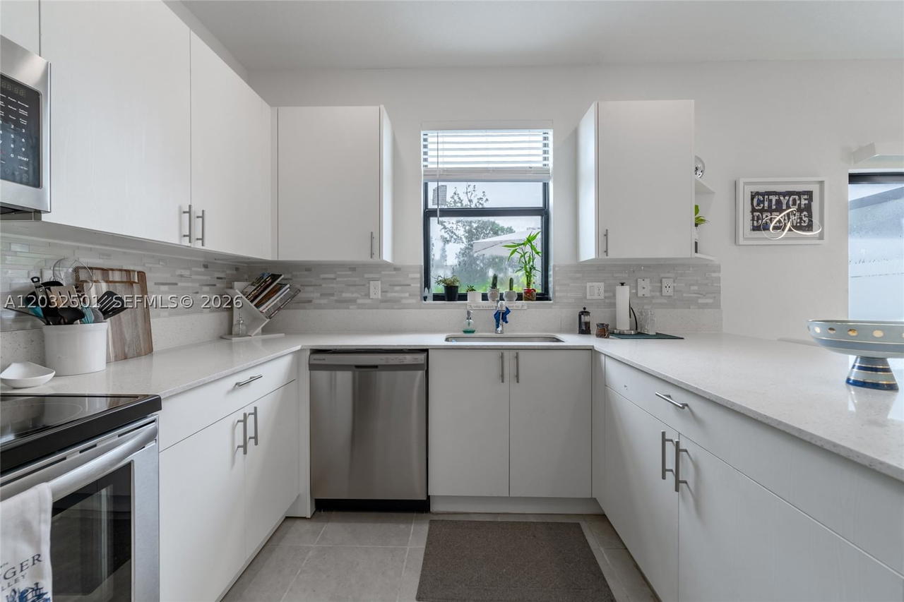 Real estate property located at 561 204th St, Miami-dade, Vista Lago, Miami Gardens, FL