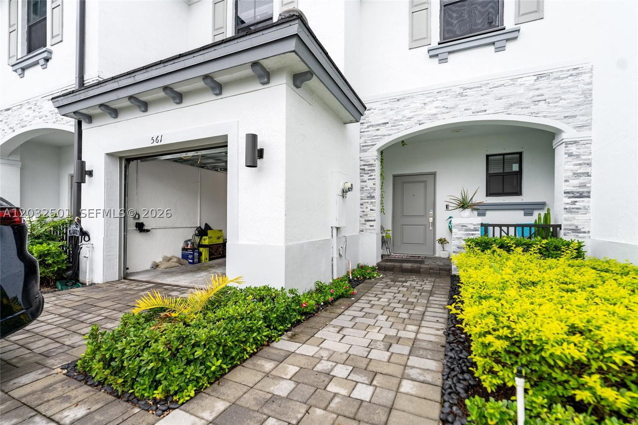 Real estate property located at 561 204th St, Miami-dade, Vista Lago, Miami Gardens, FL