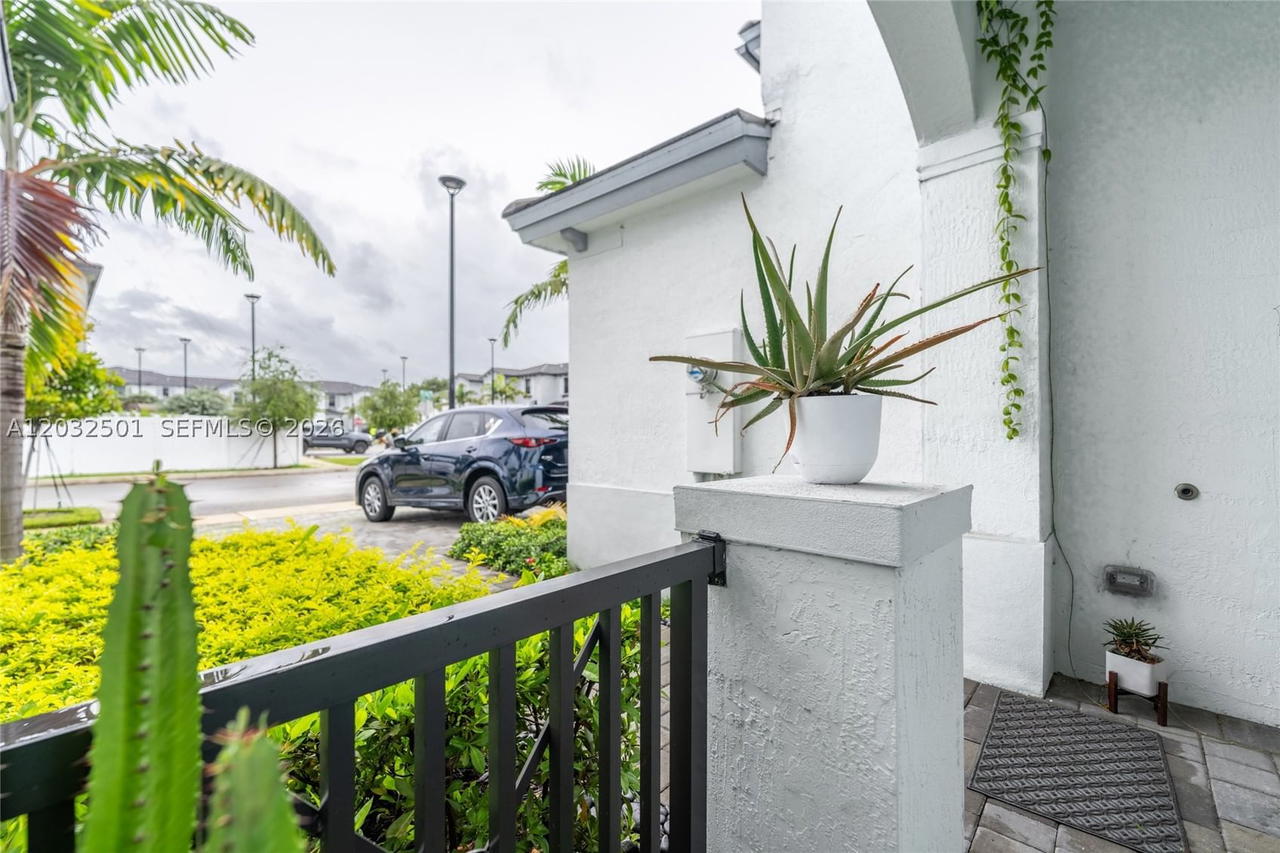 Real estate property located at 561 204th St, Miami-dade, Vista Lago, Miami Gardens, FL
