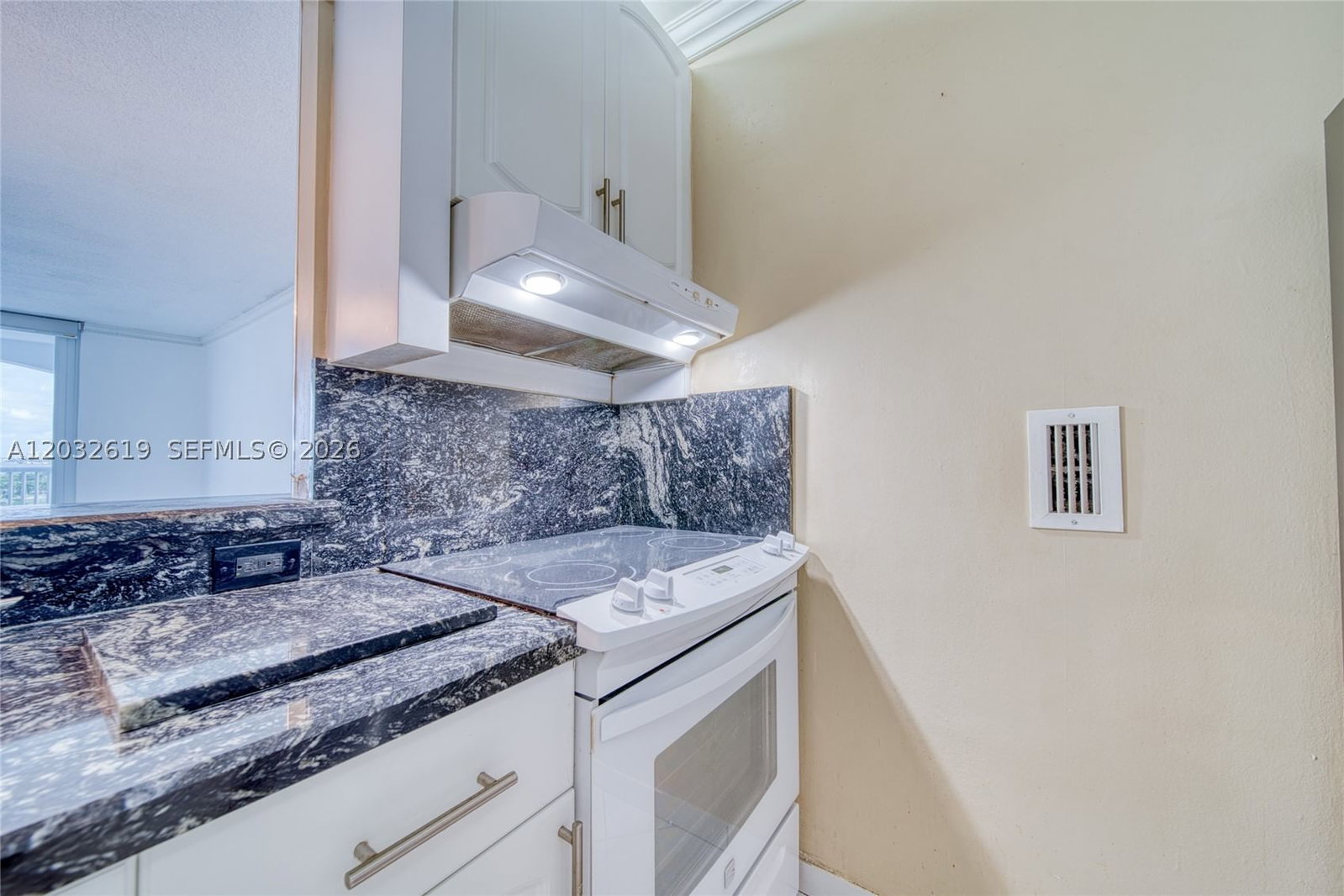 Real estate property located at 5401 Collins Ave #1135, Miami-dade, The Carriage House Condo, Miami Beach, FL