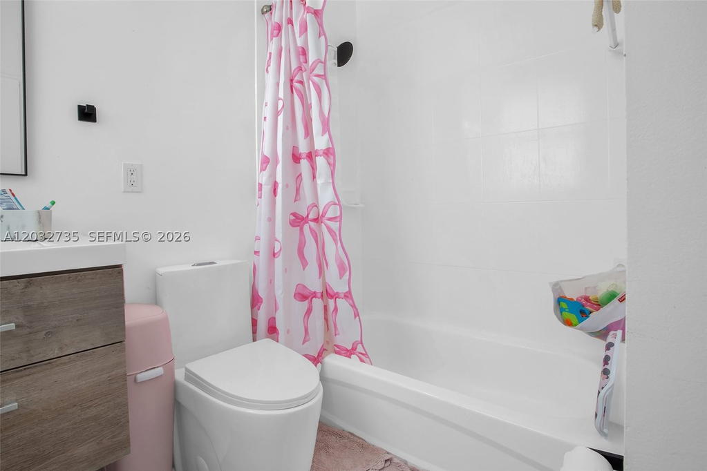 Real estate property located at 11559 84th Ter, Miami-dade, Islands At Doral Northwes, Doral, FL
