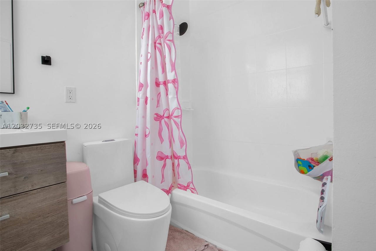 Real estate property located at 11559 84th Ter, Miami-dade, Islands At Doral Northwes, Doral, FL